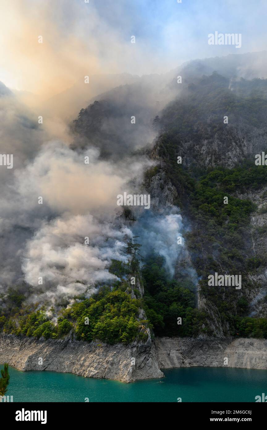 Feu de forêt au lac de Piva dans le parc national du Monténégro Banque D'Images