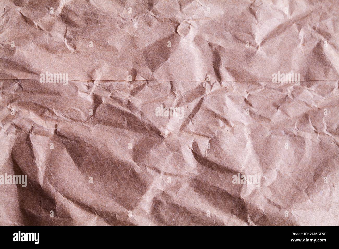 Sac de papier marron texture froissée gros plan. Banque D'Images