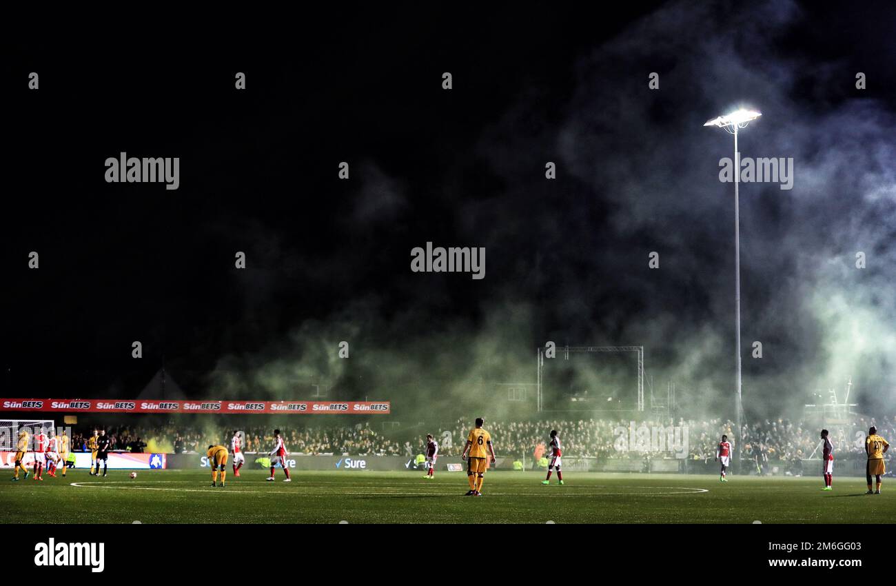 Une poussée est lancée sur le terrain - Sutton United v Arsenal, la coupe Emirates FA cinquième tour, le terrain de sports de Borough, Sutton - 20th février 2017. Banque D'Images