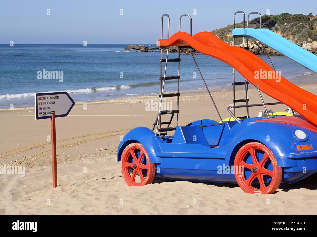 Pédalos amusants en forme de voiture sur la plage d'Albufeira, Algarve - Portugal Banque D'Images