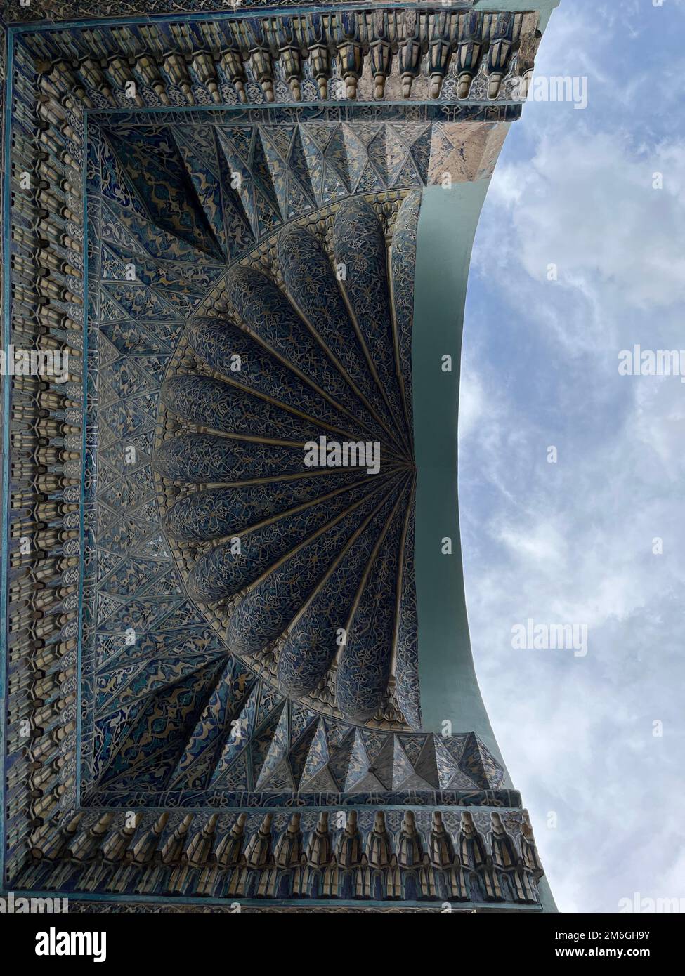 Bursa, Turquie - octobre 2022 : vue de dessous des décorations de carreaux bleus de la porte de la tombe verte et du ciel bleu Banque D'Images