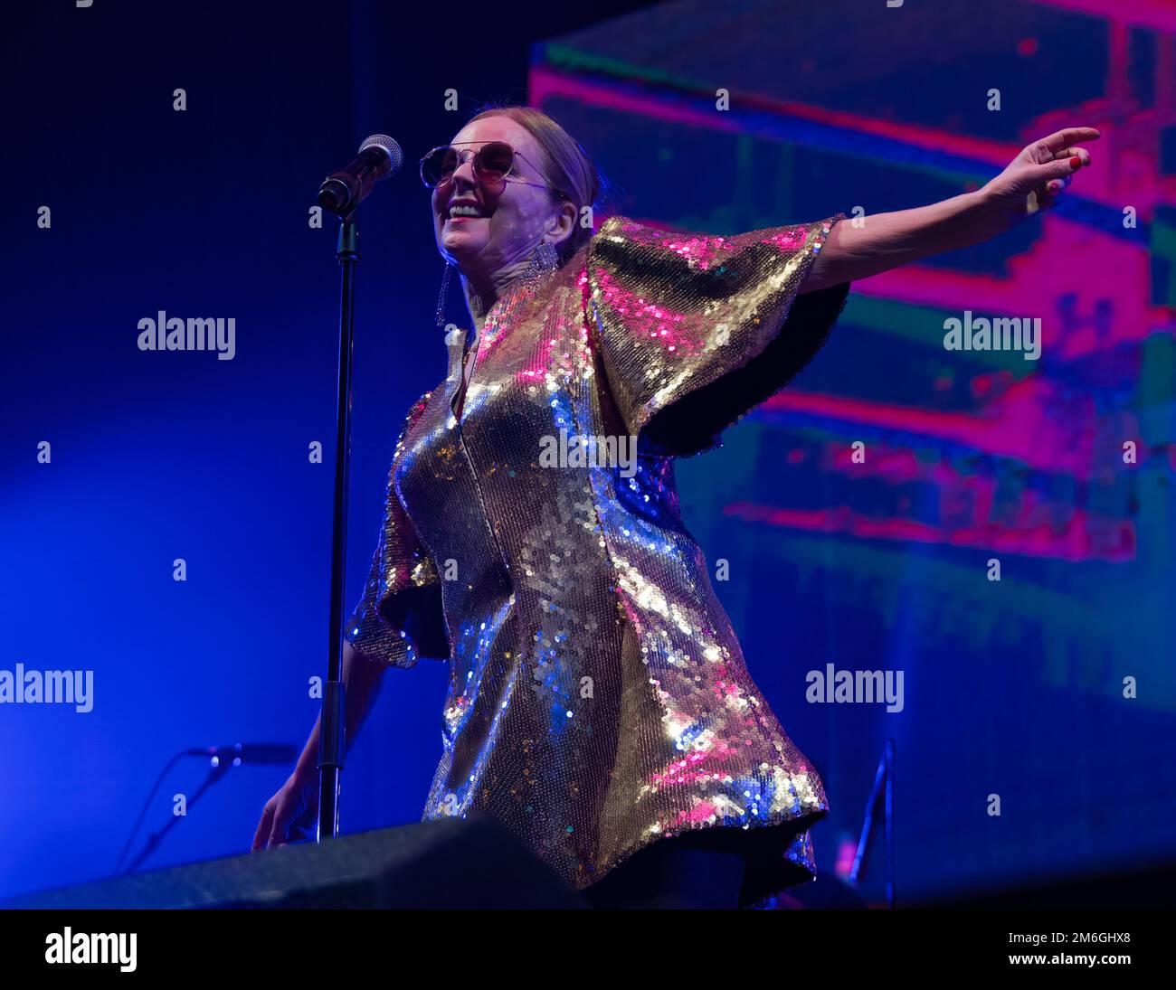 Clare Grogan of Altered Images chantant à l'événement de célébration Hogmanay, Princes Street Gardens, Édimbourg, Écosse, Royaume-Uni Banque D'Images