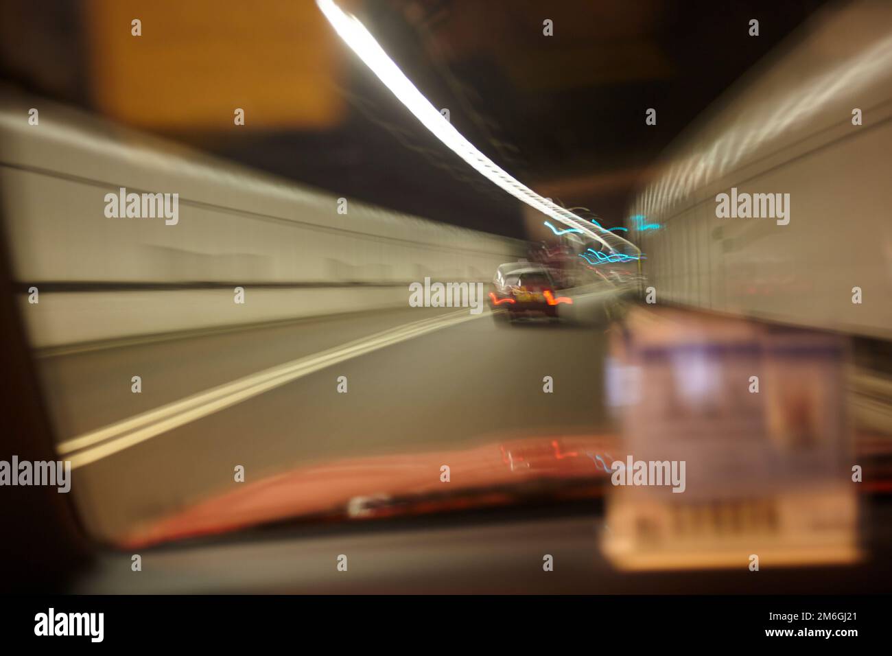 Vue sur les passagers en taxi, traversez le tunnel Cross-Harbour à Hong Kong Banque D'Images