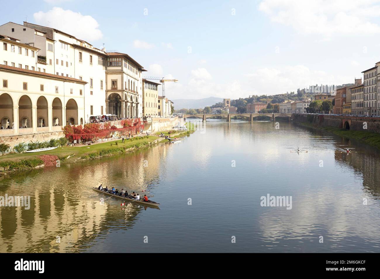 Les rameurs s’entraînent sur l’Arno à Florence sous le soleil d’automne par temps clair Banque D'Images