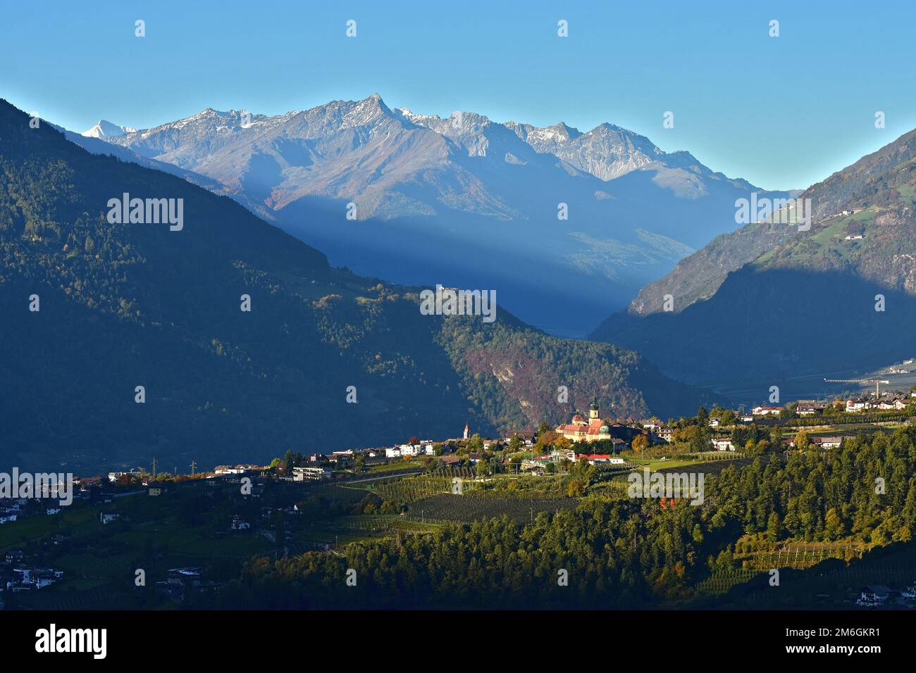 Tyrol du Sud près de Meran-Schenna, vue sur le village Tyrol jusqu'au groupe Ortler Banque D'Images