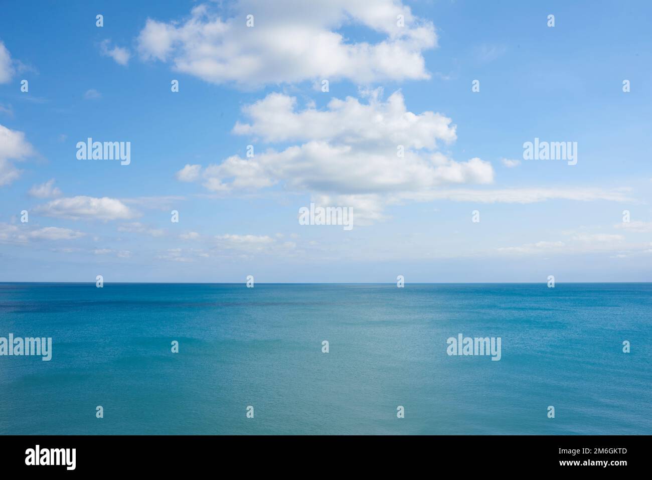 Vue sur le lac Michigan par une chaude journée d'été avec un ciel bleu clair Banque D'Images