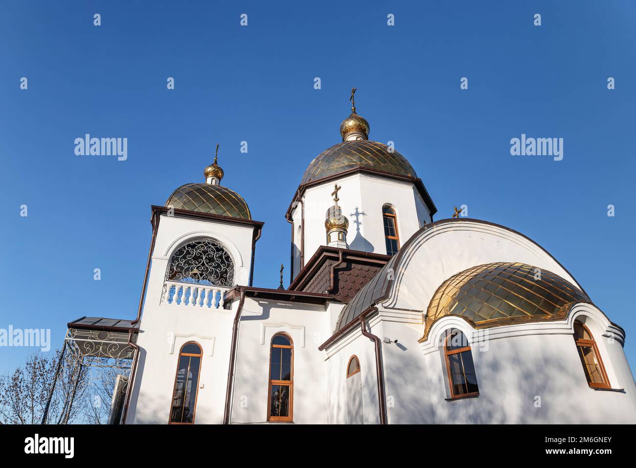 Église orthodoxe avec camps blancs, clocher et dômes dorés Banque D'Images