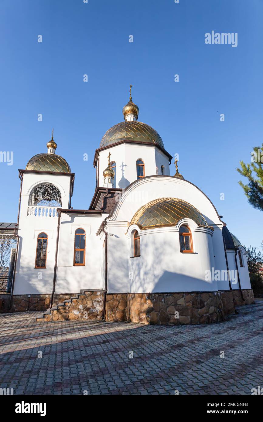Église orthodoxe avec camps blancs, clocher et dômes dorés Banque D'Images