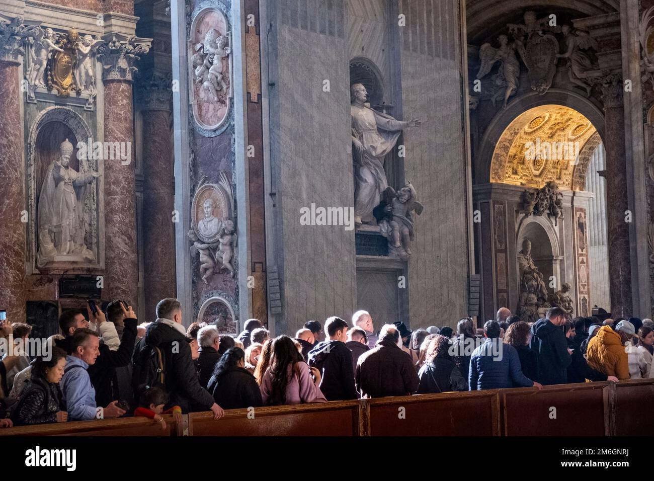 Des milliers de catholiques respectent l'ancien pape Benoît XVI Banque D'Images