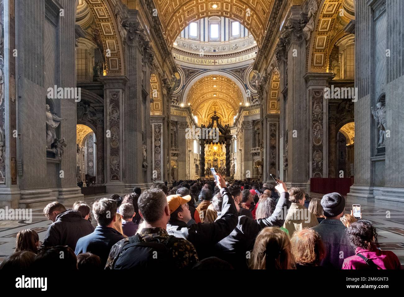 Des milliers de catholiques respectent l'ancien pape Benoît XVI Banque D'Images