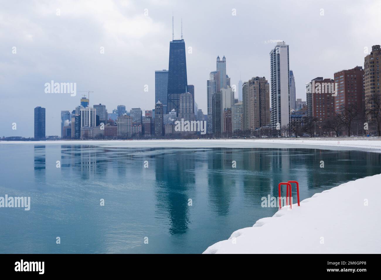 Le bâtiment John Hancock et l'hôtel Drake de Chicago, vus entre les gratte-ciel de la Gold Coast et de la plage d'Oak Street sur la rive du lac de Chicago Banque D'Images