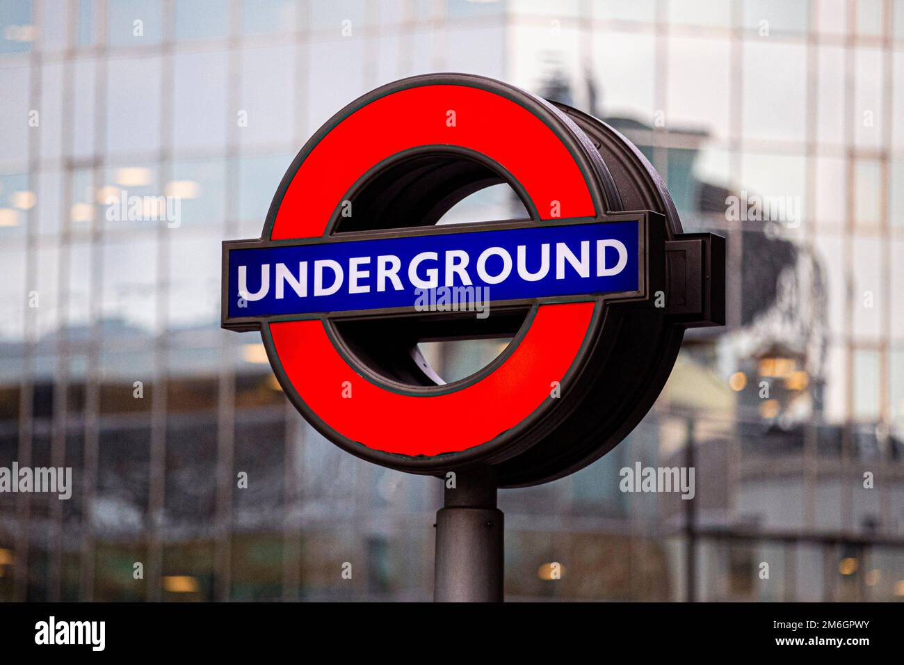 Le célèbre panneau de métro londonien est visible dans le centre de Londres, au Royaume-Uni Banque D'Images