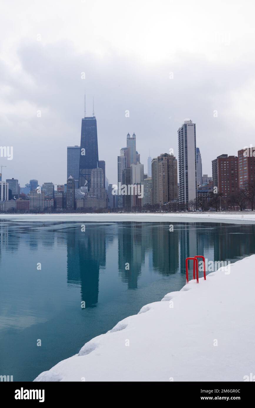 Le bâtiment John Hancock et l'hôtel Drake de Chicago, vus entre les gratte-ciel de la Gold Coast et de la plage d'Oak Street sur la rive du lac de Chicago Banque D'Images