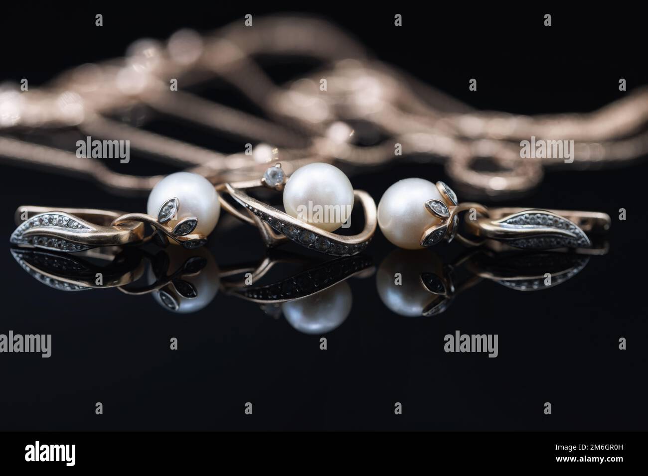 Boucles d'oreilles et bagues dorées ornées de perles blanches Banque D'Images