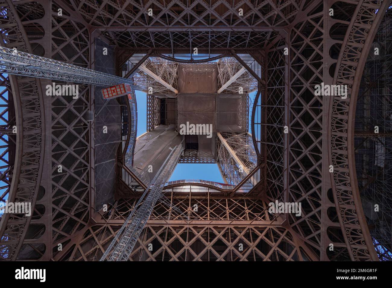 L'emblématique et célèbre Tour Eiffel - vue d'en bas - Paris, France Banque D'Images