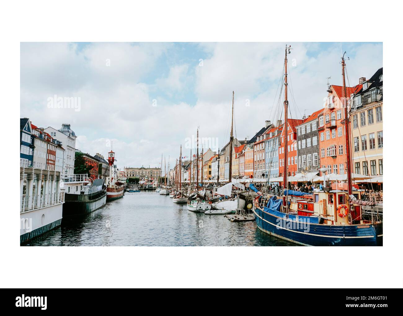 Une affiche artistique esthétique de tours en bateau sur les canaux idylliques du quartier de Nyhavn, Copenhague, Danemark - décor mural avec thème de voyage Banque D'Images
