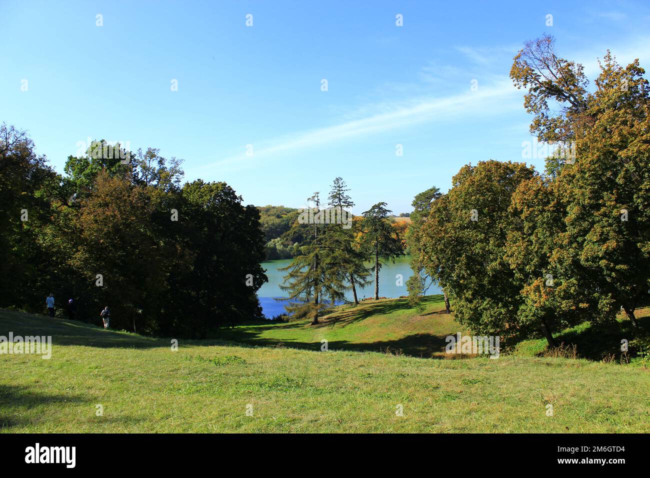 Paysage d'automne. Paysage aquatique en automne. Parc automnal avec lac. Beau lac forestier Banque D'Images