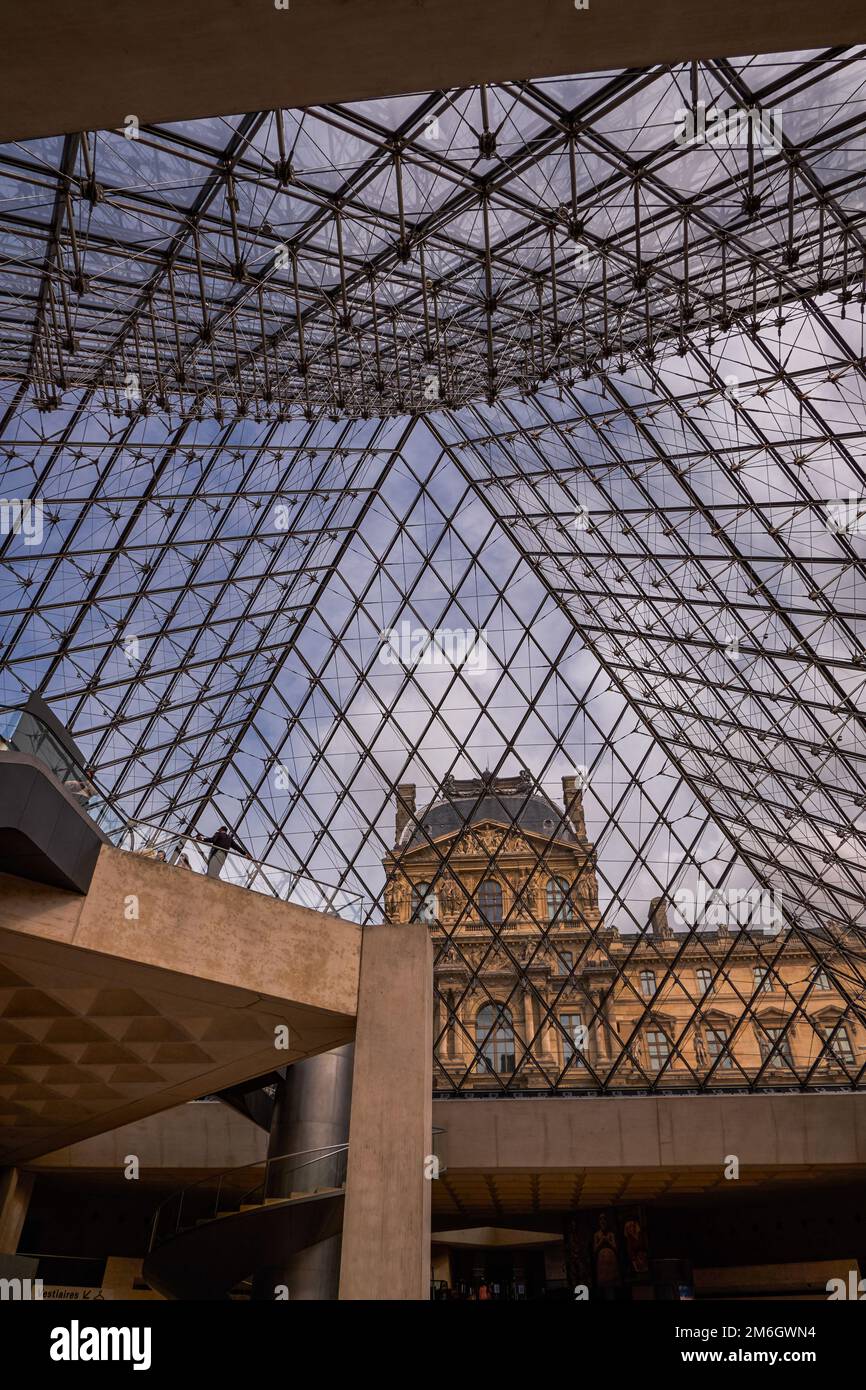 La Pyramide de verre entre le Musée du Louvre - Paris, France Banque D'Images