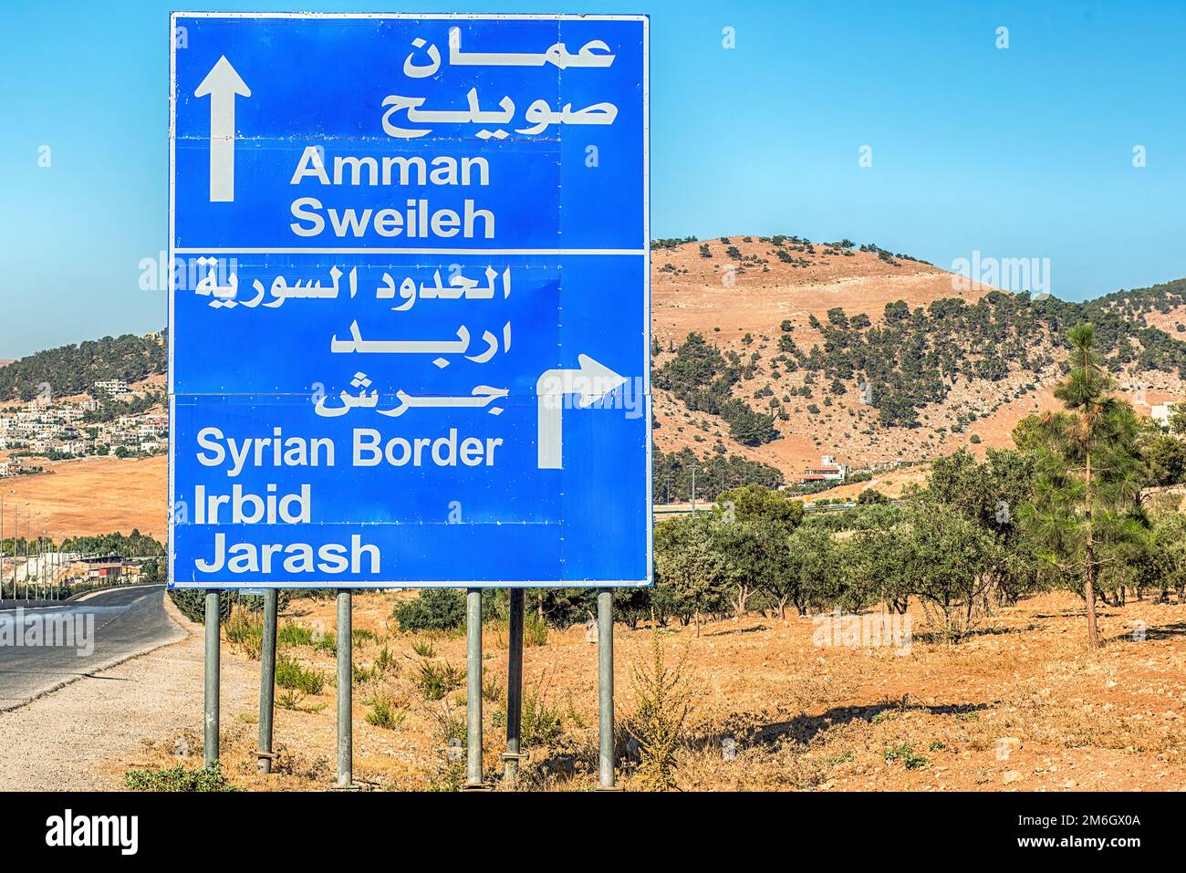 Amman, Jordanie; 4 janvier 2023 - Un panneau de route à l'extérieur de la capitale d'Amman, Jordanie Banque D'Images