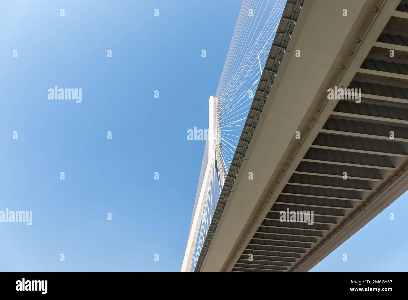 Vue vers le haut du pont à câbles Banque D'Images