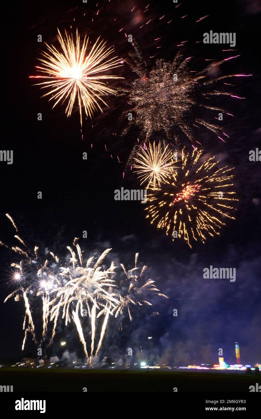 Une longue exposition avec une vitesse d'obturation lente de Fireworks explosant dans le ciel pendant la nuit Guy Fawkes Banque D'Images