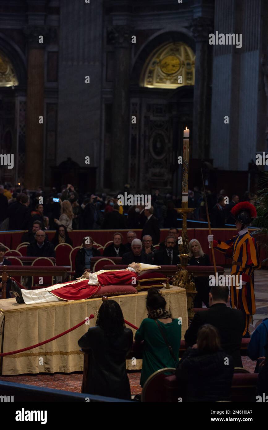 03 janvier 2023 - Basilique Saint-Pierre, Vatican : exposition des restes mortels du Pape émérite. L'ancien pape Benoît XVI est décédé à l'âge de 95 ans, près d'une décennie après qu'il est devenu le premier souverain pontife à démissionner en six siècles © Andrea Sabbadini Banque D'Images