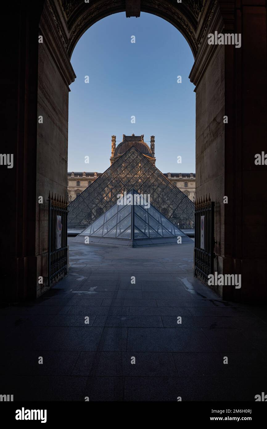 Vue sur le célèbre musée du Louvre et la Pyramide de verre au lever du soleil. Le musée le plus visité dans le monde et l'une des principales attractions touristiques Banque D'Images