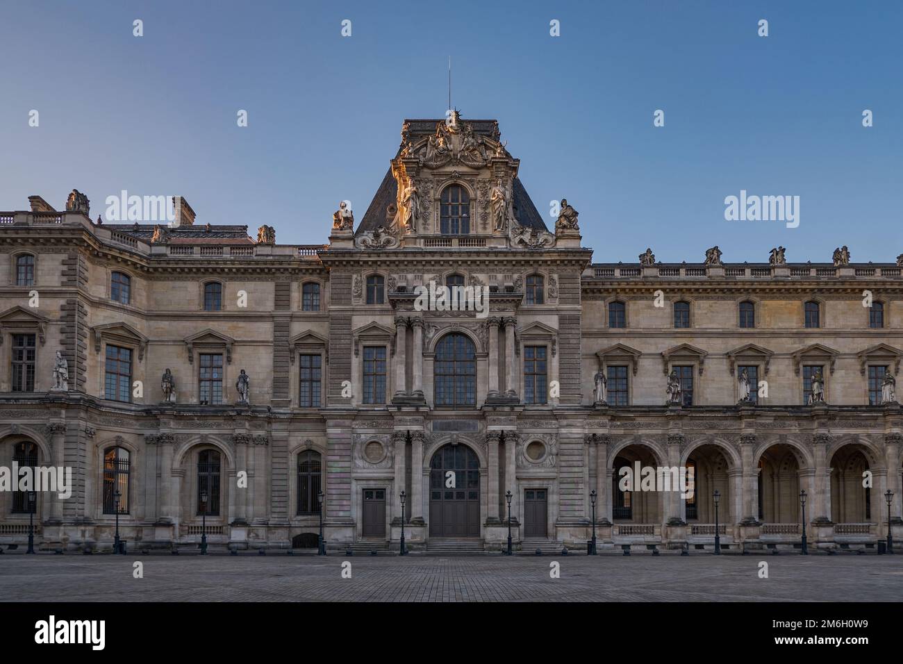 Vue sur le célèbre musée du Louvre au lever du soleil. Le musée le plus visité dans le monde et l'une des principales attractions touristiques de Paris, FR Banque D'Images