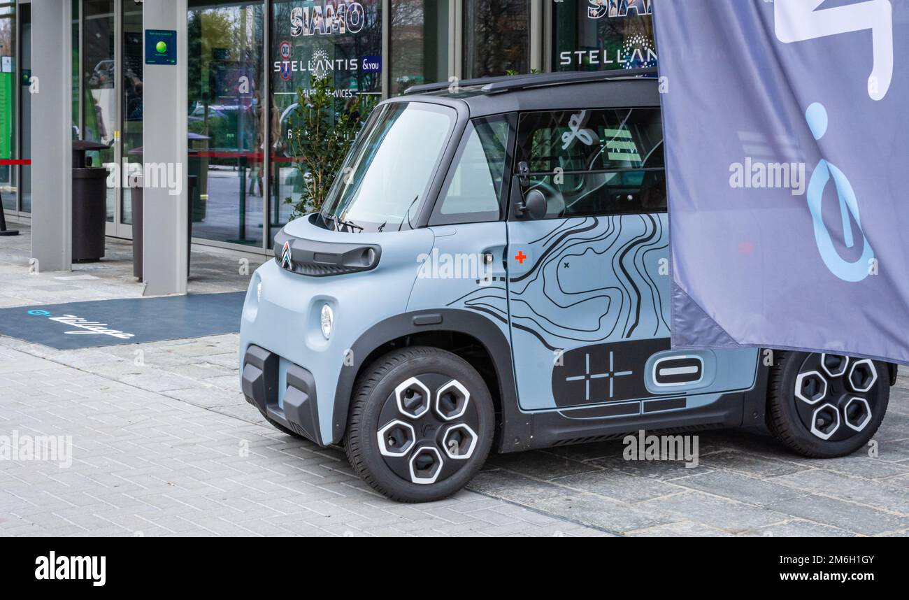 French Small Citroen ami Electric deux places micro-City car garée en face de la Pea verte dans le centre commercial de Turin - région Piémont, Italie Banque D'Images
