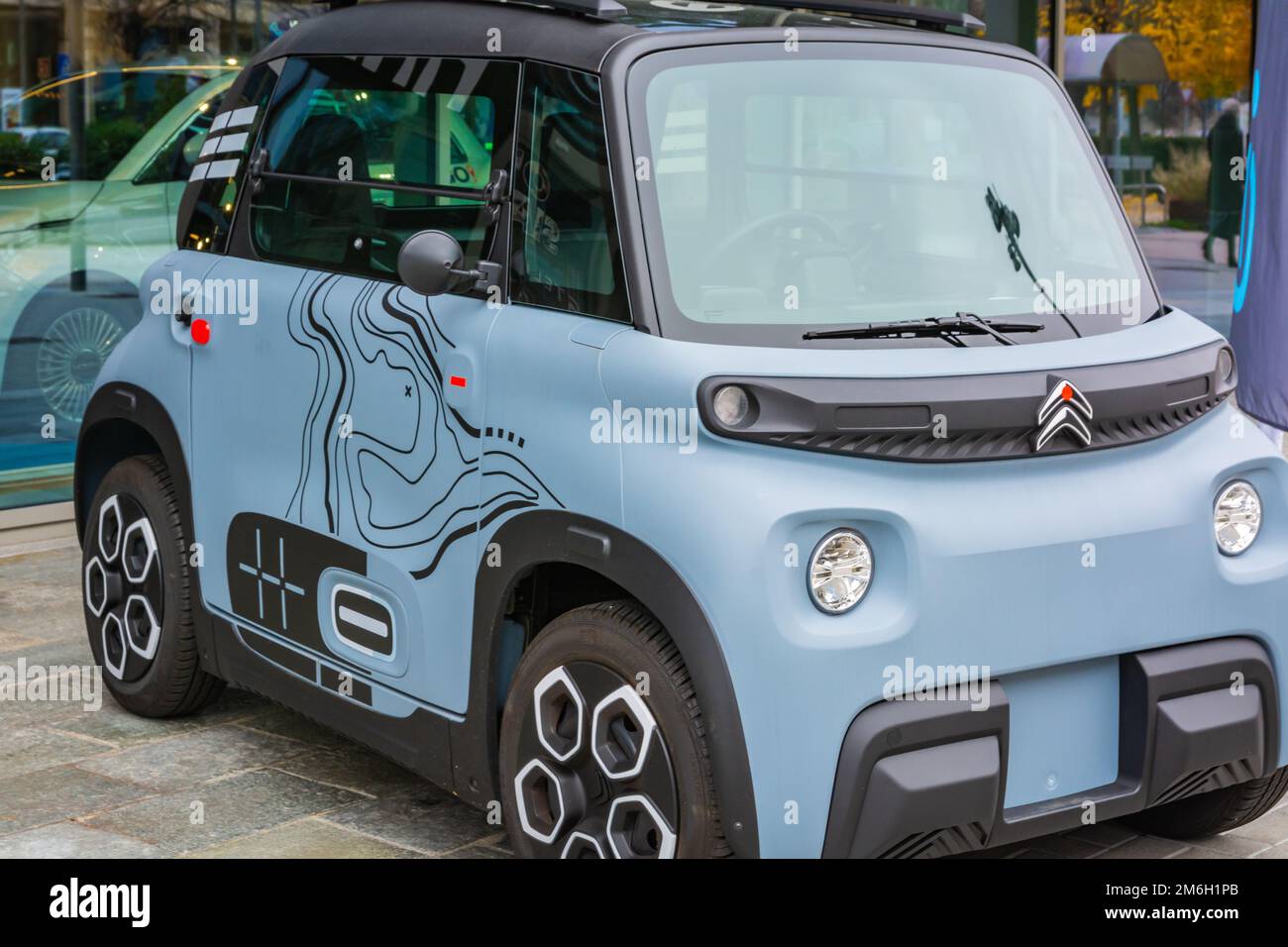 French Small Citroen ami Electric deux places micro-City car garée en face de la Pea verte dans le centre commercial de Turin - région Piémont, Italie Banque D'Images