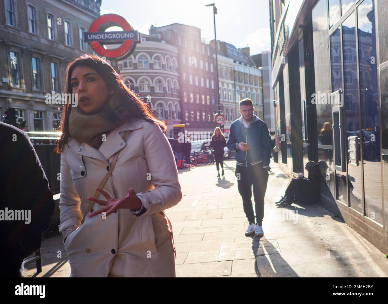 Les gens marchent devant la station de métro London Bridge Banque D'Images