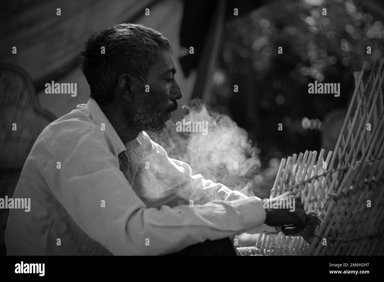 Vadodara, Gujarat - 19 novembre 2022: Homme indien âgé gros plan visage avec peau ridée et cheveux gris bon et beau visage fumant Banque D'Images