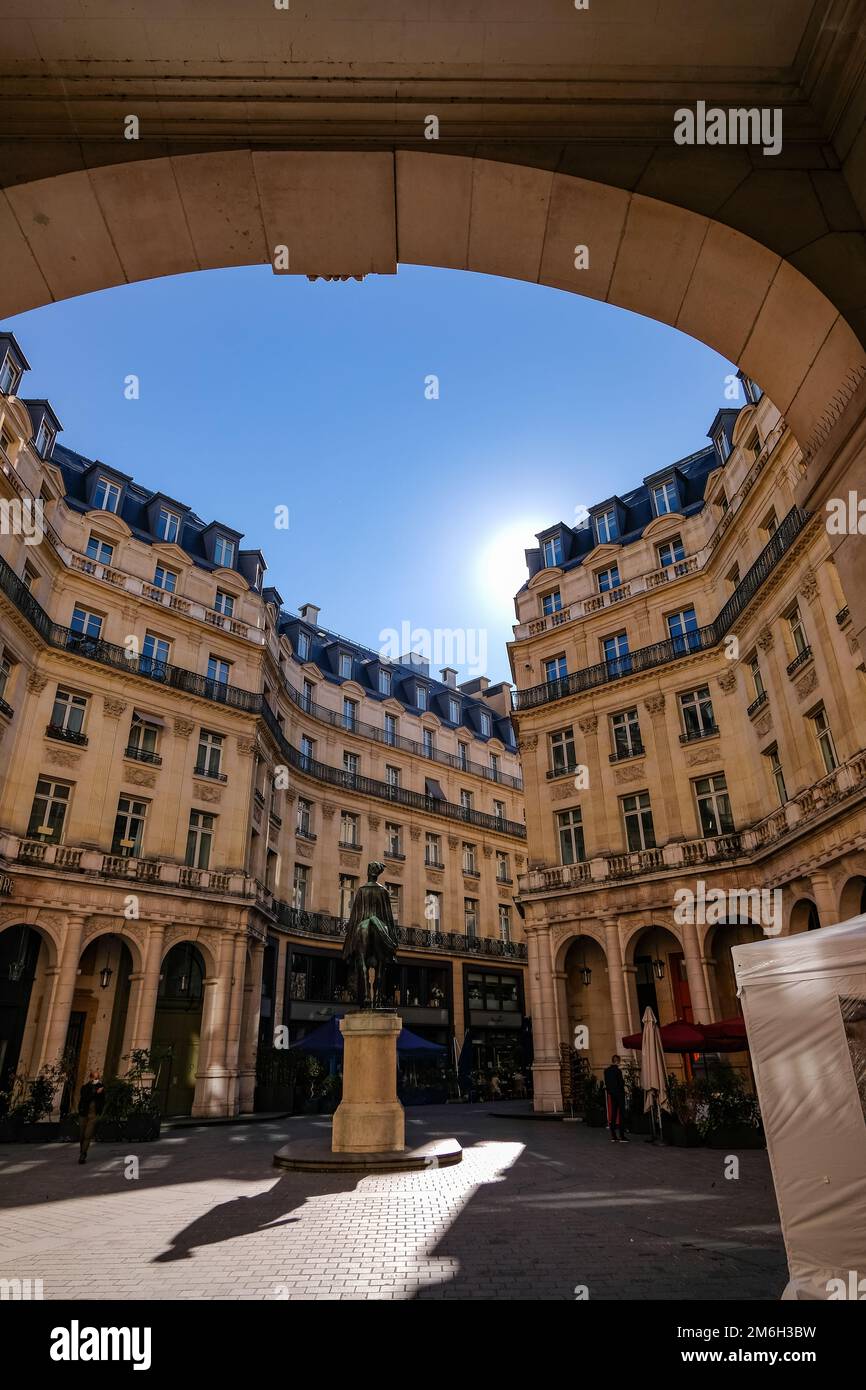 Belles façades de l'édifice traditionnel et du vieux Paris dans un quartier pittoresque semi-circulaire - Paris, France Banque D'Images