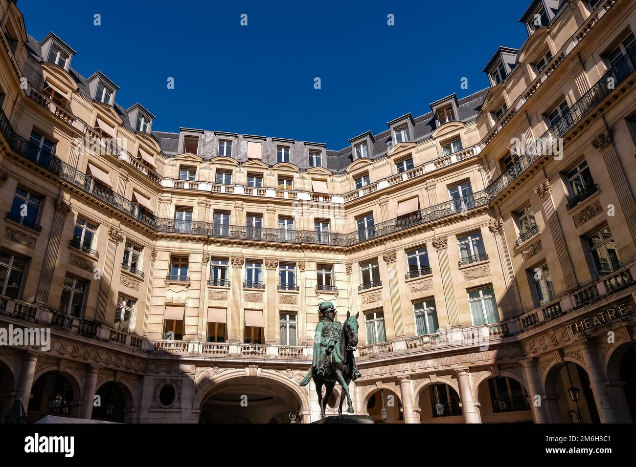 Belles façades de l'édifice traditionnel et du vieux Paris dans un quartier pittoresque semi-circulaire - Paris, France Banque D'Images