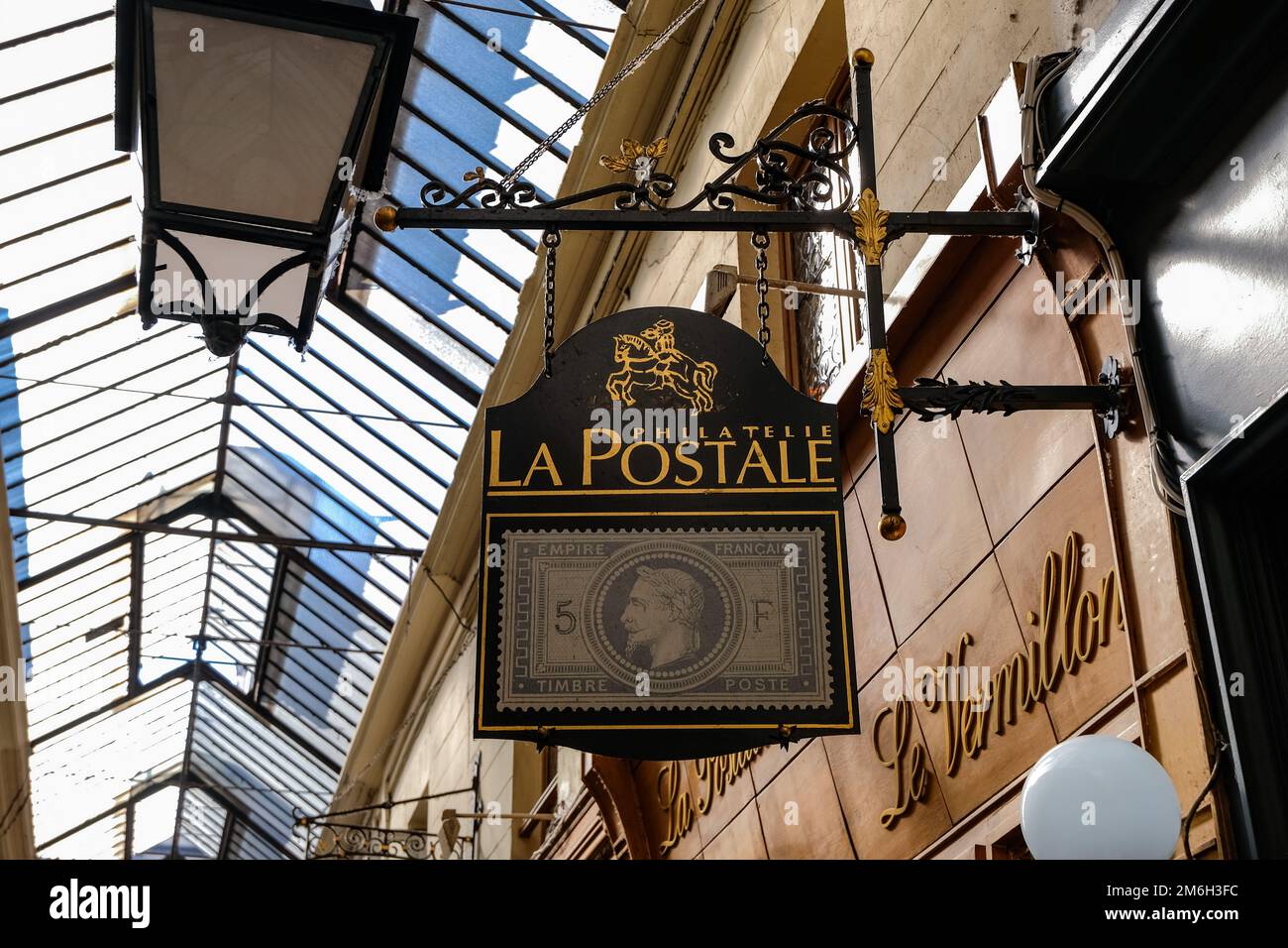 Vintage Shop signe dans un passage couvert avec plafond en verre et en fer à Paris, France Banque D'Images