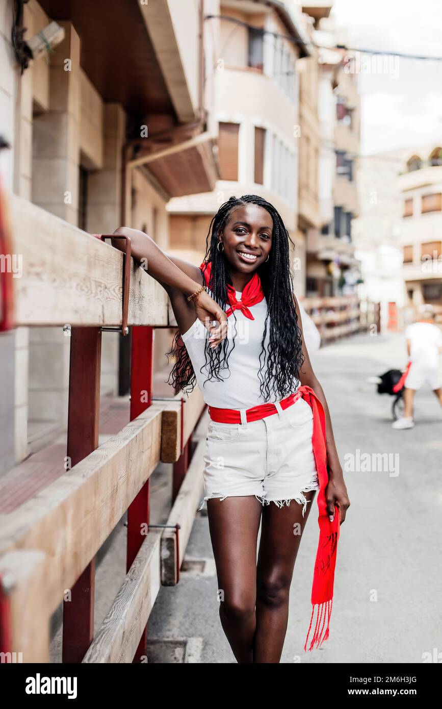 portrait d'une fille noire se reposant pendant la course des taureaux dans les festivités populaires d'une ville en espagne. concept de plaisir, tolérance Banque D'Images