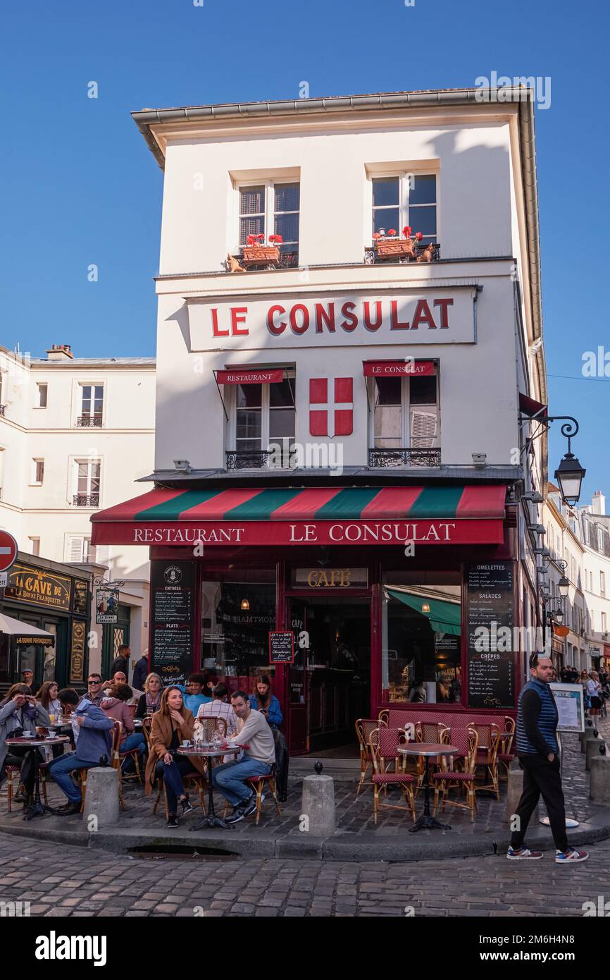 Vue sur le café typique de paris dans le quartier de Montmartre, une destination populaire à Paris, France - le Consulat est un café traditionnel Banque D'Images