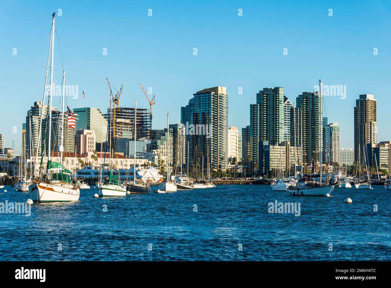 Petit port pour bateaux, avant les gratte-ciel de San Diego, Coronado, San Diego, Californie, États-Unis Banque D'Images