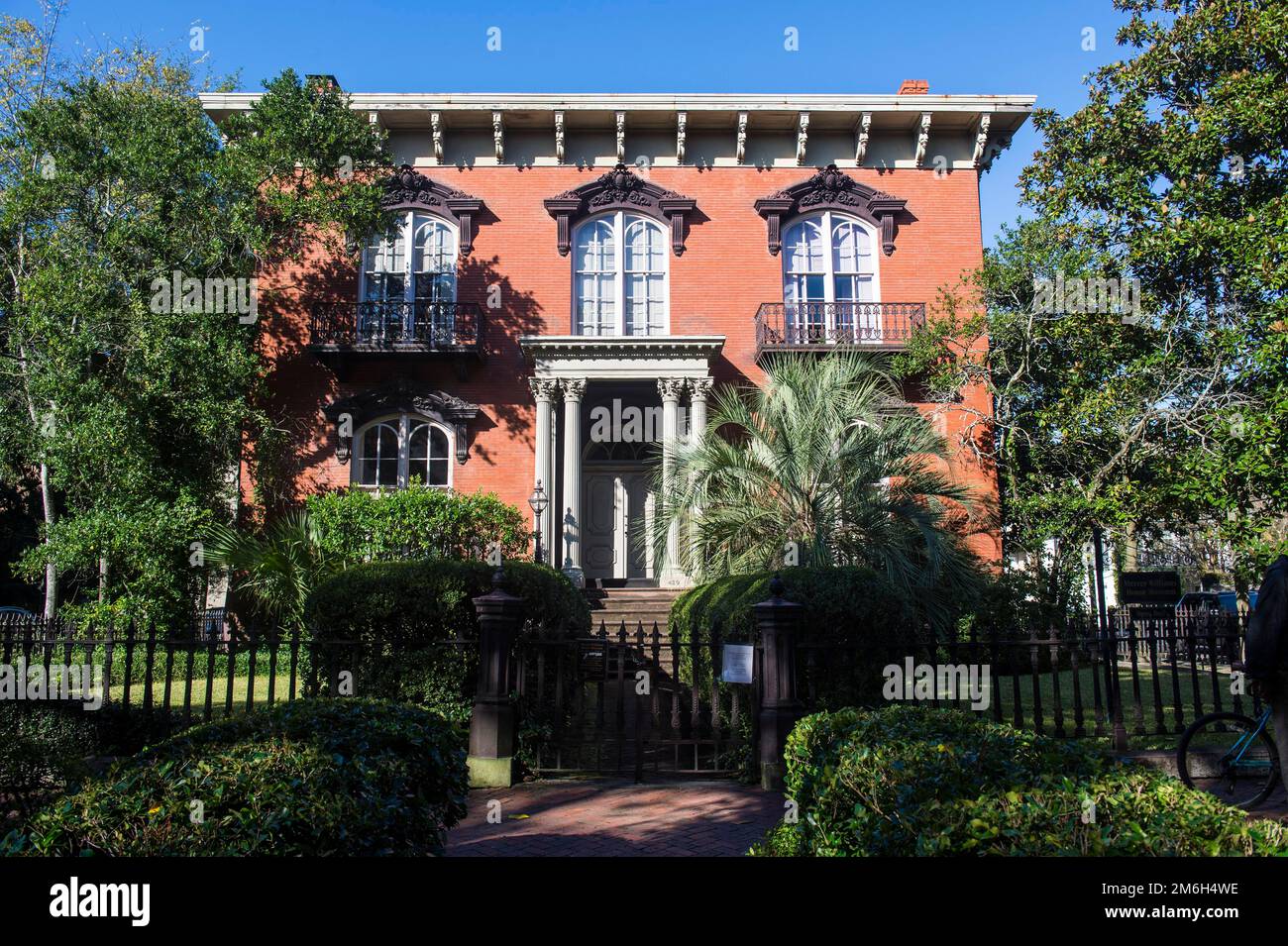 Magnifique bâtiment historique le long du parc Forsyth, Savannah, Géorgie, Etats-Unis Banque D'Images
