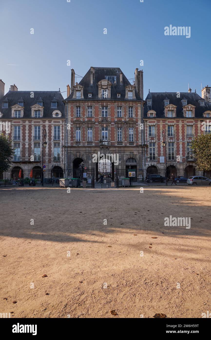 Place des Vosges à l'origine, place Royale, la plus ancienne place planifiée de Paris, en France. Situé dans le quartier du Marais, c'était un f Banque D'Images