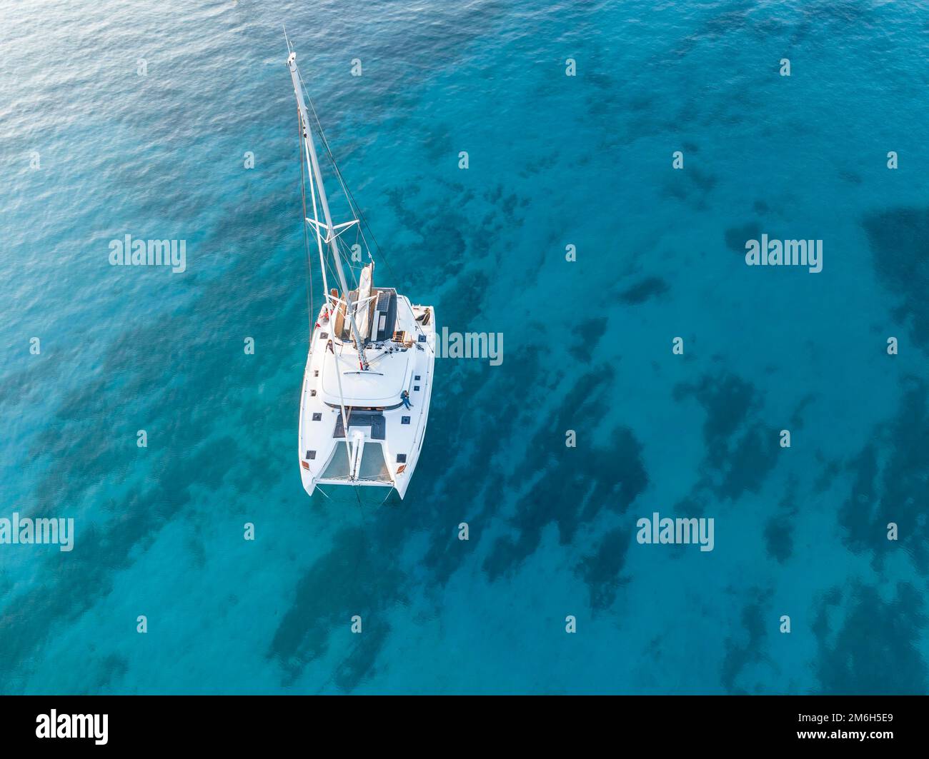 Catamaran à voile d'en haut, vue aérienne, eau turquoise, Grèce Banque D'Images