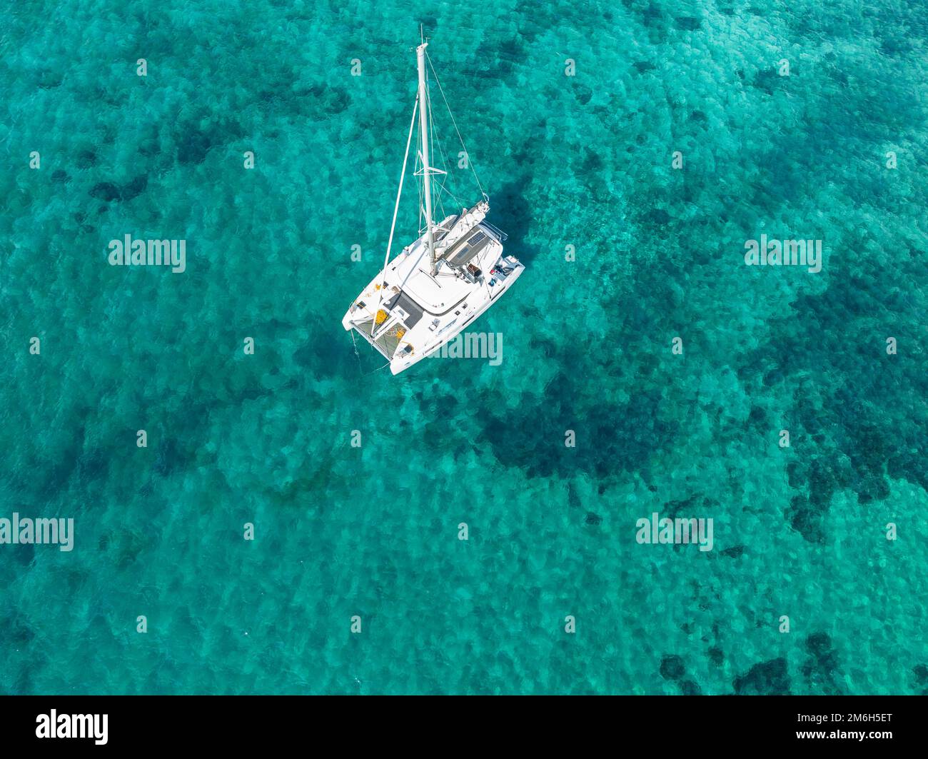 Catamaran à voile d'en haut, vue aérienne, eau turquoise, Grèce Banque D'Images