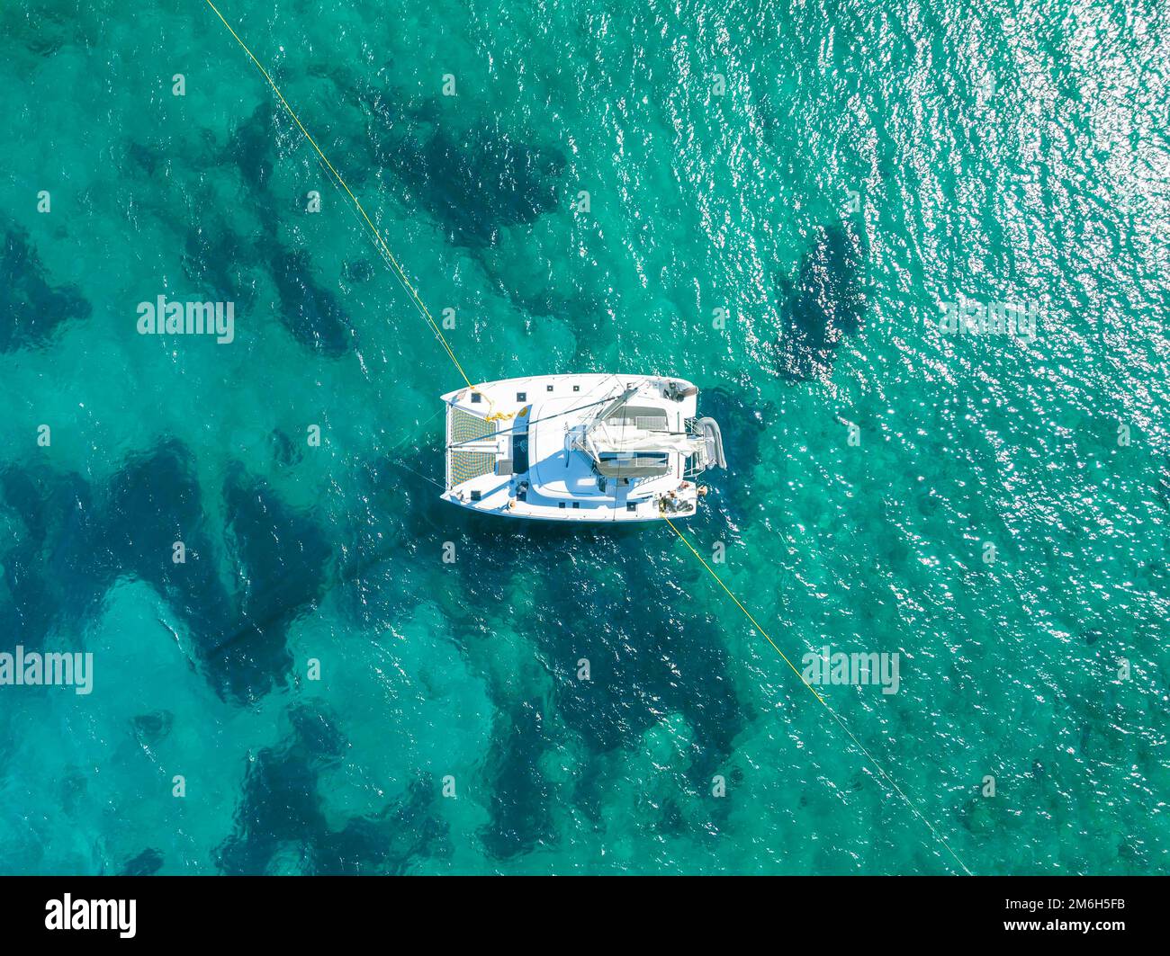 Catamaran à voile d'en haut, vue aérienne, eau turquoise, Grèce Banque D'Images