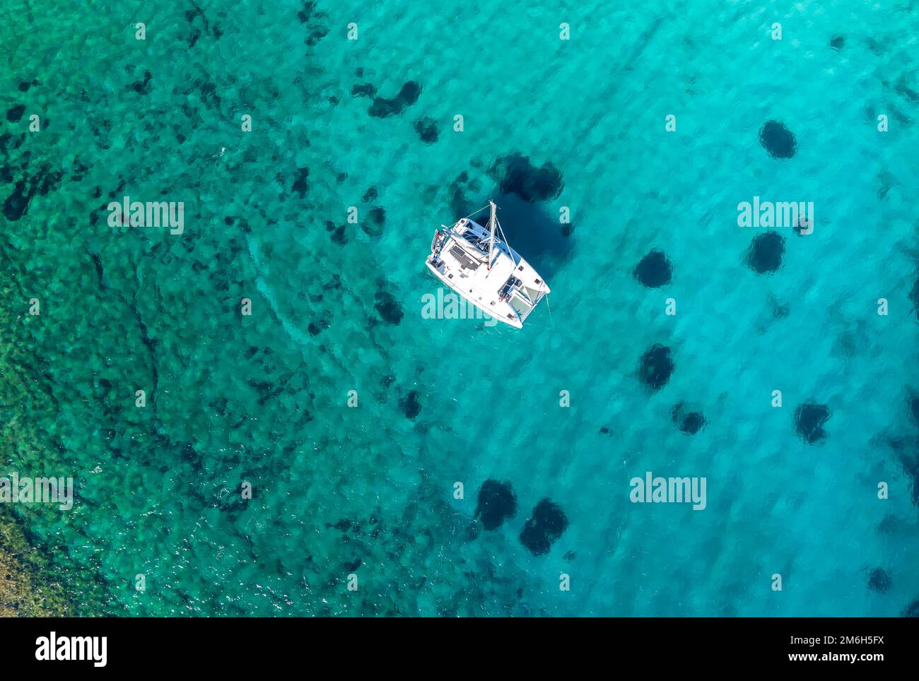 Catamaran à voile d'en haut, vue aérienne, eau turquoise, Grèce Banque D'Images