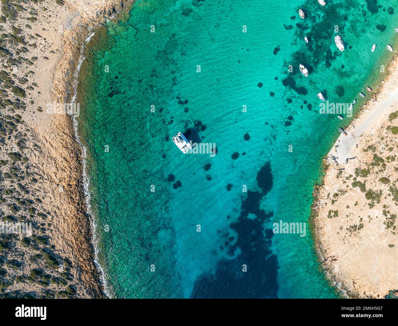 Catamaran à voile d'en haut, vue aérienne, eau turquoise, Grèce Banque D'Images