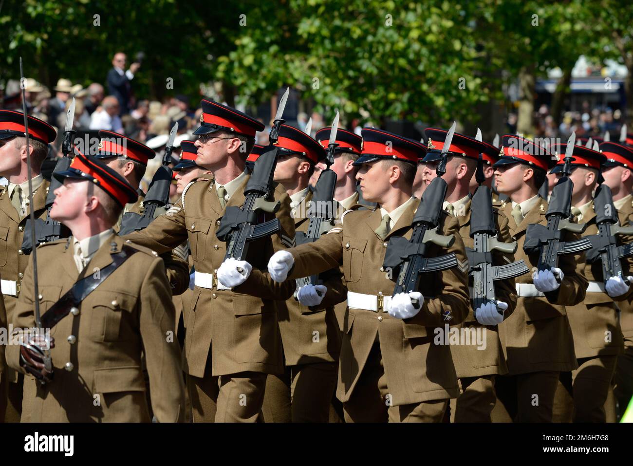 Soldats de l'armée britannique de la police militaire royale; un Cap rouge, marche en parade Banque D'Images