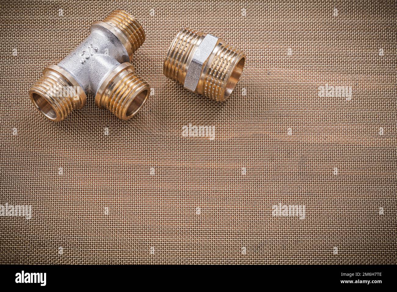 Plombier fixations raccords de tuyaux sur la vue horizontale du filtre à  mailles d'eau Photo Stock - Alamy
