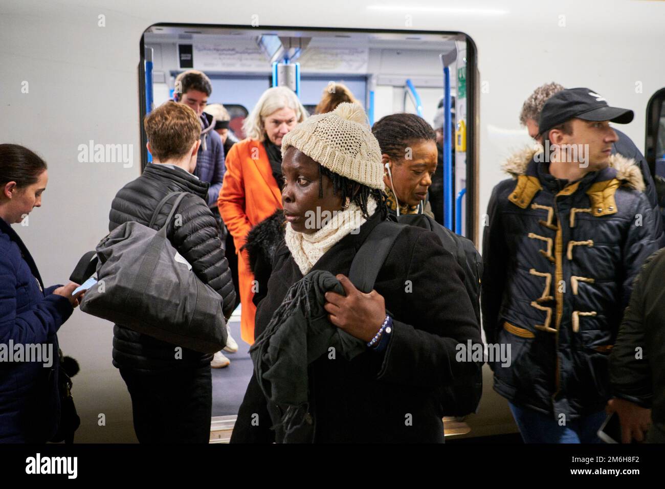 Une femme noire débarque un train à l'heure de pointe à londres Banque D'Images