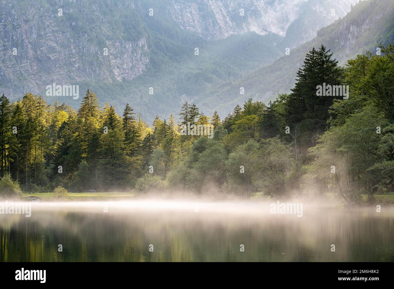 Atmosphère brumeuse au lac de Bluntausee dans la vallée de Bluntautal, Golling, Tennengau, Salzbourg, Autriche Banque D'Images