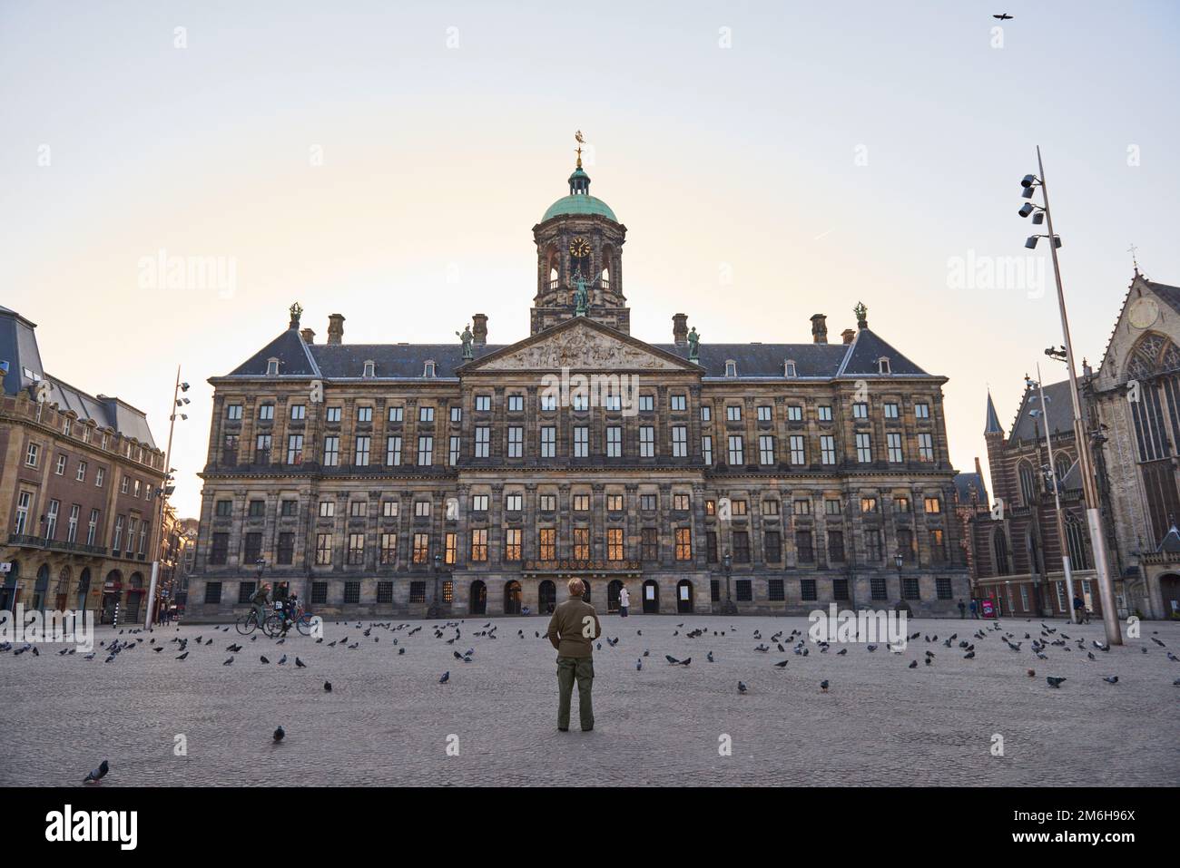 Un homme regarde Koninklijk Paleis Amsterdam depuis la place du Dam Banque D'Images
